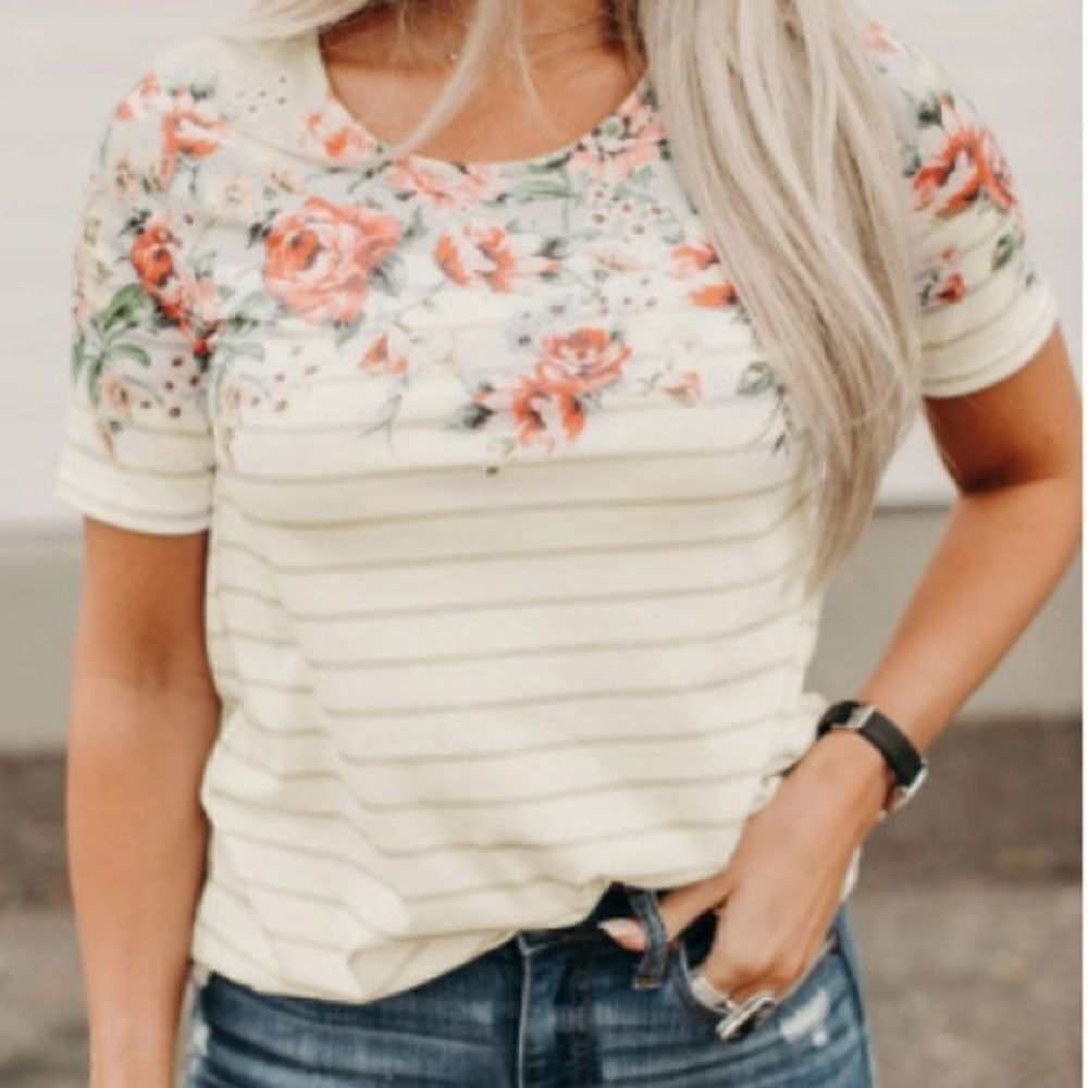 🌺Spring vibe floral and stripped tee - Picture 4 of 6